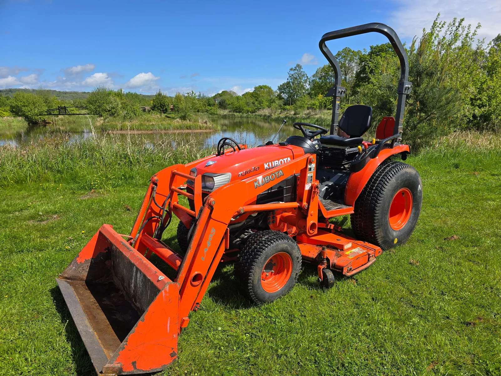 Used Kubota B3030 Compact Tractor with Loader and 60" Rear discharge mower