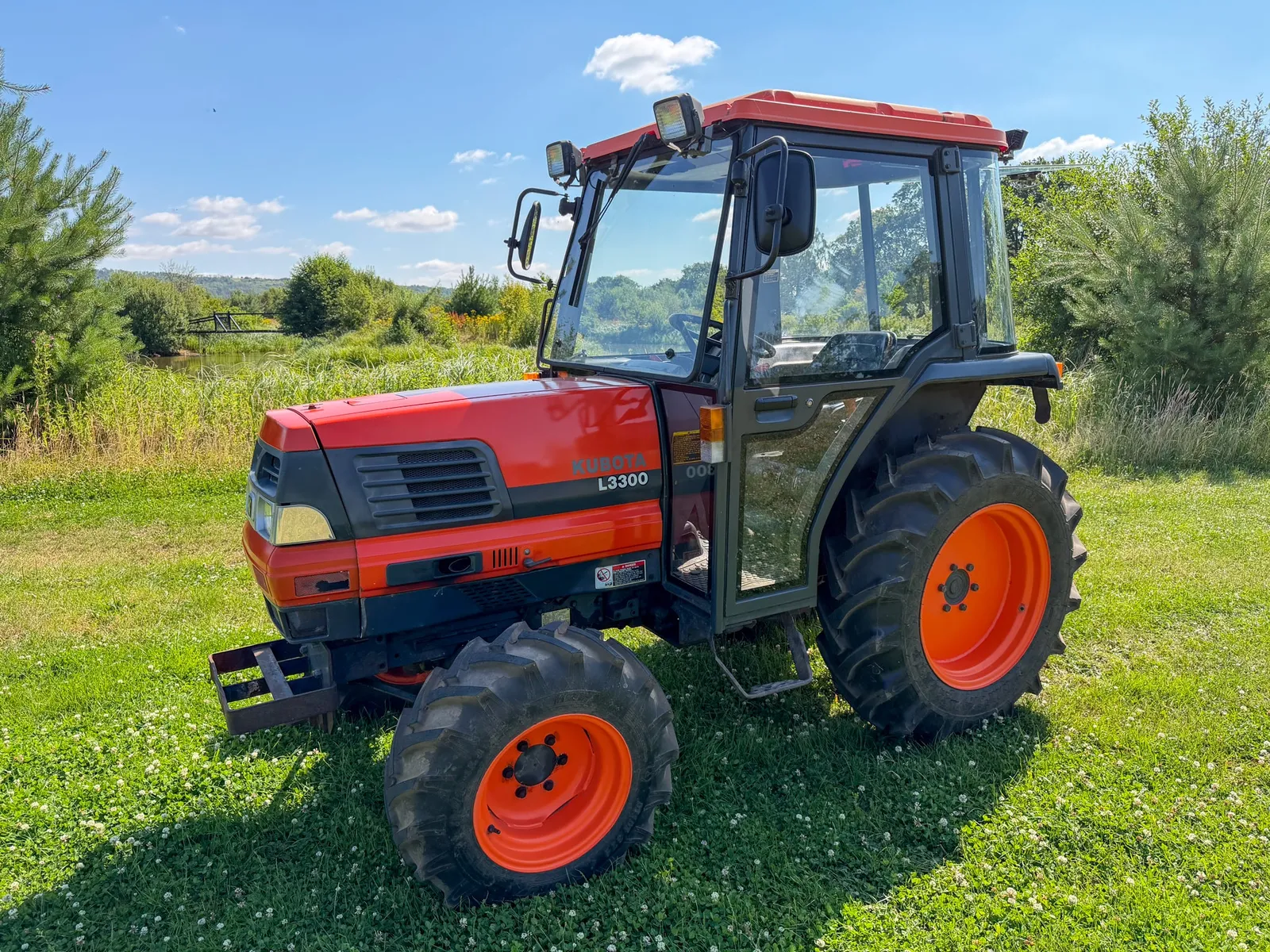 Used Kubota L3300 Compact Tractor with Cab